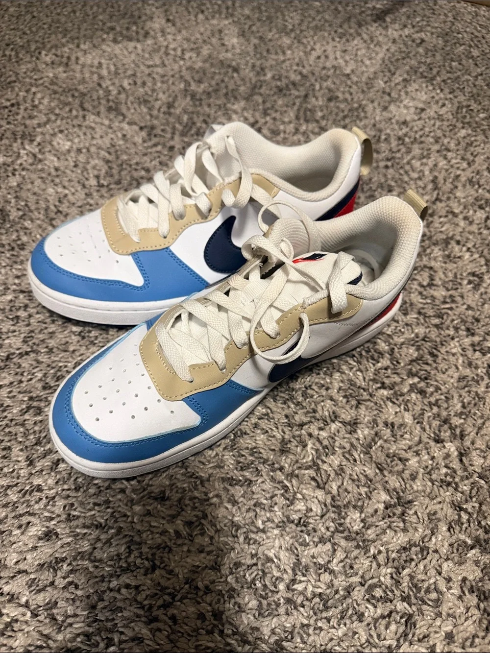 Nike Kids Low-Top Sneakers in White, Blue, Tan and Red